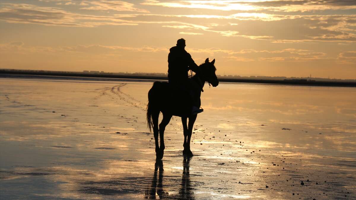 Tuz Gölü'ndeki gün batımı görsel şölen oluşturdu 8